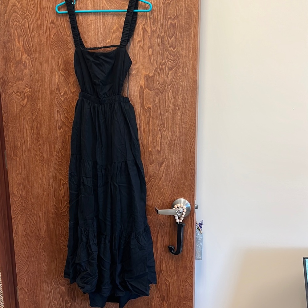 Women’s backless peasant dress.